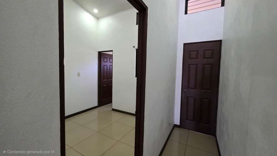 Alquilo en Limón Centro, apartamento sin garaje, incluye: Internet y cable