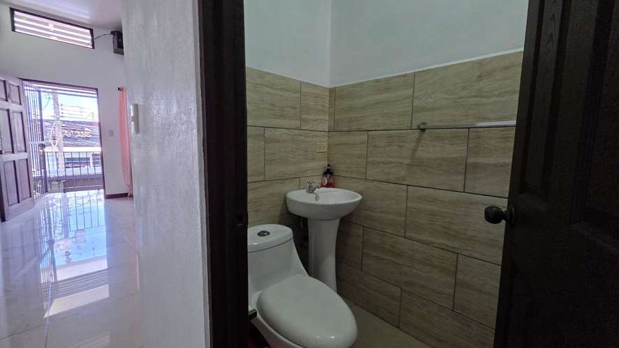 Alquilo en Limón Centro, apartamento sin garaje, incluye: Internet y cable