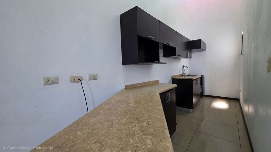 Alquilo en Limón Centro, apartamento sin garaje, incluye: Internet y cable