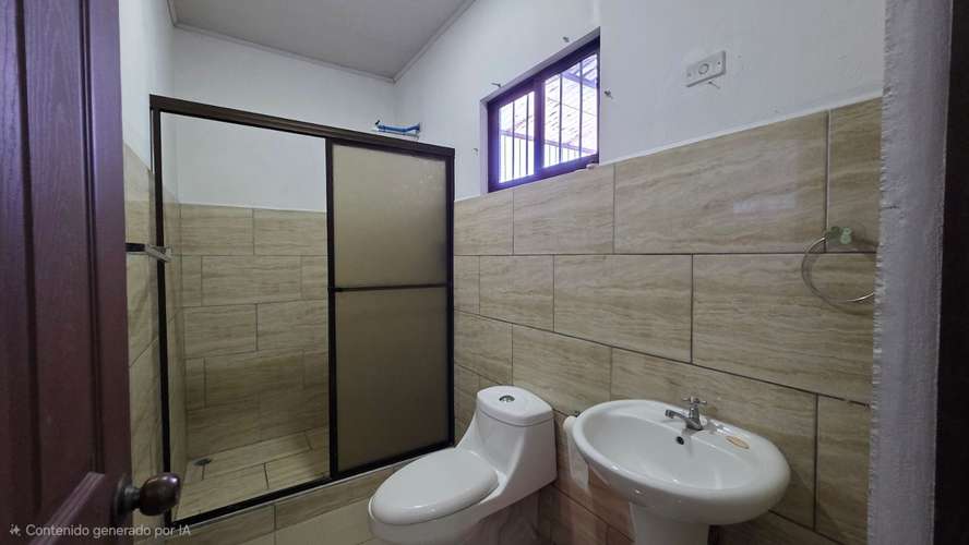 Alquilo en Limón Centro, apartamento sin garaje, incluye: Internet y cable