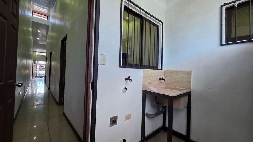 Alquilo en Limón Centro, apartamento sin garaje, incluye: Internet y cable