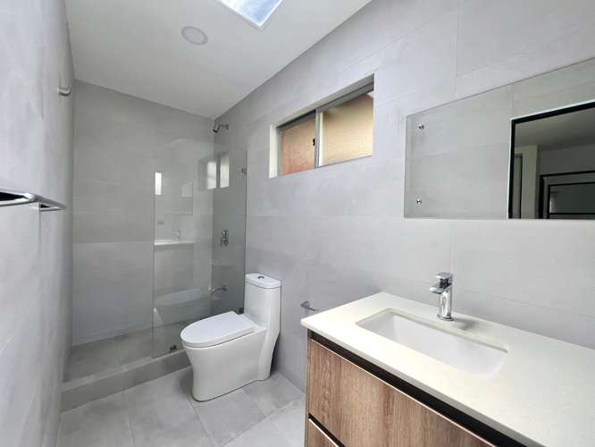 Alquiler de casa en Heredia, San Francisco. De una planta. Amueblada. ¡Amenidades! - Imagen 12