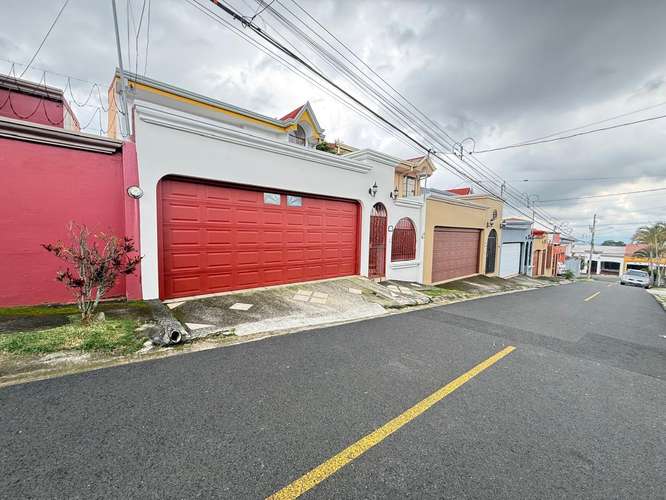 Rento amplia casa en San Francisco de Heredia, en Residencial.
