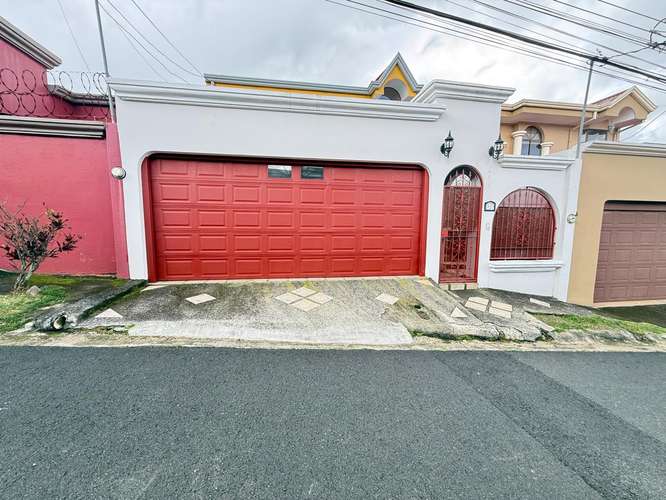 Rento amplia casa en San Francisco de Heredia, en Residencial.