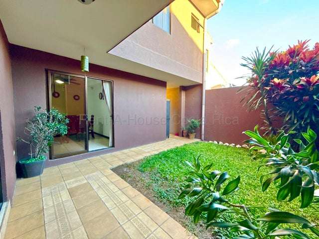Casa de 4 dormitorios en San Francisco, Heredia, con terraza y estacionamiento para 2 vehículos H.A.