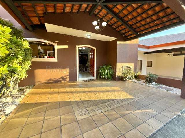 Casa de 4 dormitorios en San Francisco, Heredia, con terraza y estacionamiento para 2 vehículos H.A.
