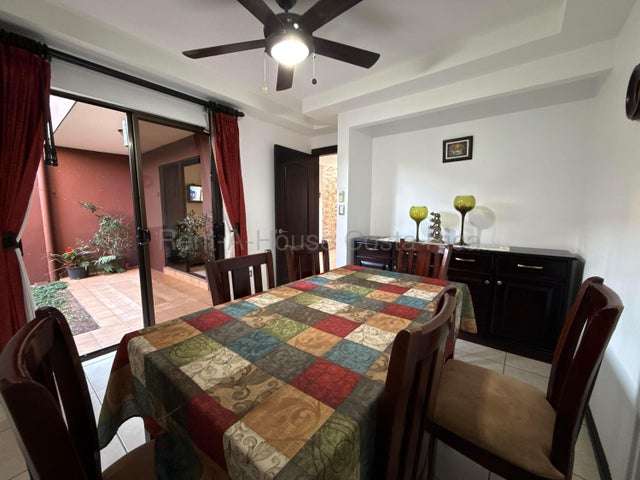 Casa de 4 dormitorios en San Francisco, Heredia, con terraza y estacionamiento para 2 vehículos H.A.