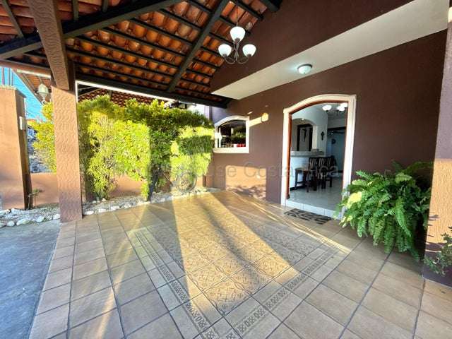 Casa de 4 dormitorios en San Francisco, Heredia, con terraza y estacionamiento para 2 vehículos H.A.
