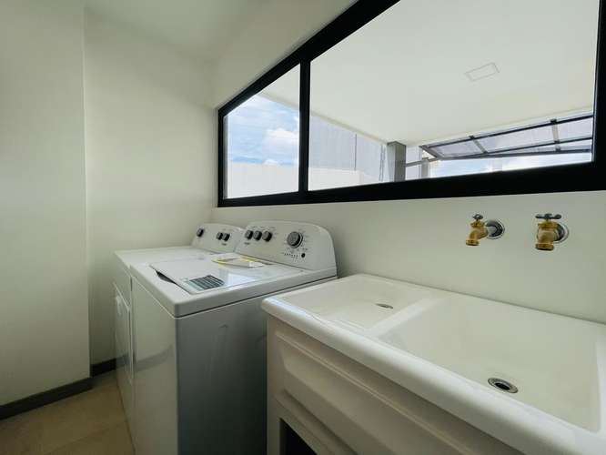 Casa de 2 niveles en San Rafael, Alajuela, con 3 dormitorios y piscina - Imagen 12