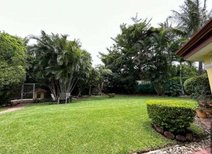 Venta de casa de Lujo en Santa Ana, Costa Rica, con amplio jardín estilo mediterráneo - Imagen 8