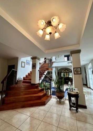 Venta de casa de Lujo en Santa Ana, Costa Rica, con amplio jardín estilo mediterráneo - Imagen 6