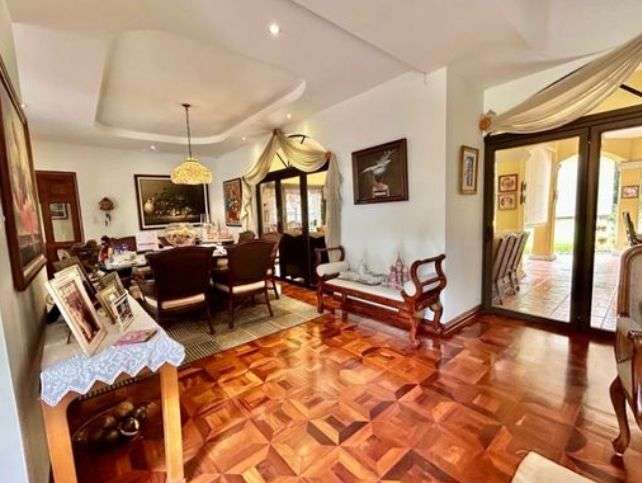 Venta de casa de Lujo en Santa Ana, Costa Rica, con amplio jardín estilo mediterráneo - Imagen 3