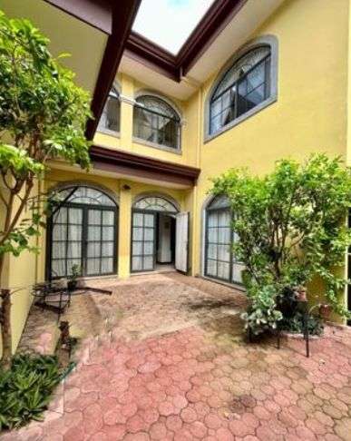 Venta de casa de Lujo en Santa Ana, Costa Rica, con amplio jardín estilo mediterráneo - Imagen 2