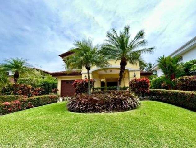 Venta de casa de Lujo en Santa Ana, Costa Rica, con amplio jardín estilo mediterráneo