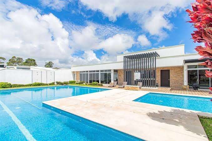 Venta de Casa en condominio Los Arcos, Heredia: 3 habitaciones, terraza y piscina- ambiente familiar