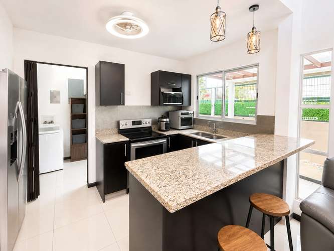 Venta de Casa en condominio Los Arcos, Heredia: 3 habitaciones, terraza y piscina- ambiente familiar