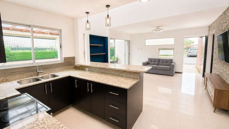 Venta de Casa en condominio Los Arcos, Heredia: 3 habitaciones, terraza y piscina- ambiente familiar