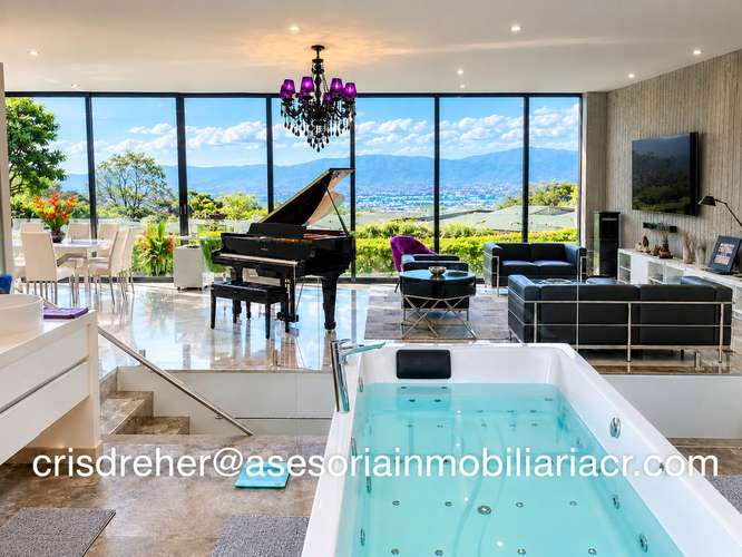 Casa de lujo con spa y vistas a la montaña en Escazú