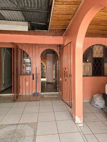 Amplia casa con apto y local comercial - Imagen 4