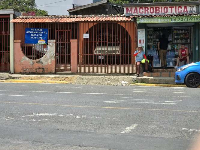 Amplia casa con apto y local comercial - Imagen 2