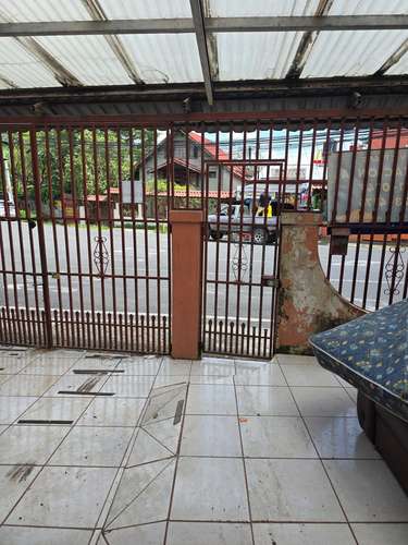 Amplia casa con apto y local comercial - Imagen 3