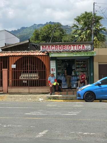 Amplia casa con apto y local comercial