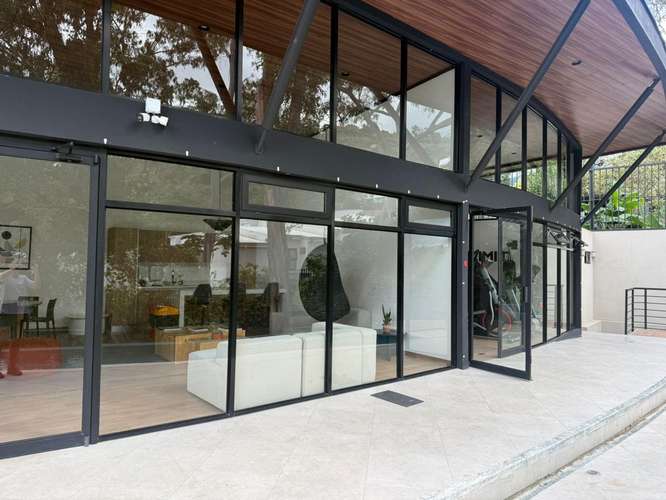 Casa amueblada de 3 habitaciones en condominio San Antonio Urbano, Escazú, con piscina y seguridad 24 horas - Imagen 10