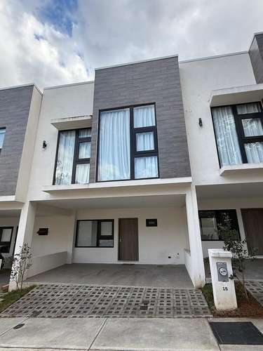 Casa amueblada de 3 habitaciones en condominio San Antonio Urbano, Escazú, con piscina y seguridad 24 horas