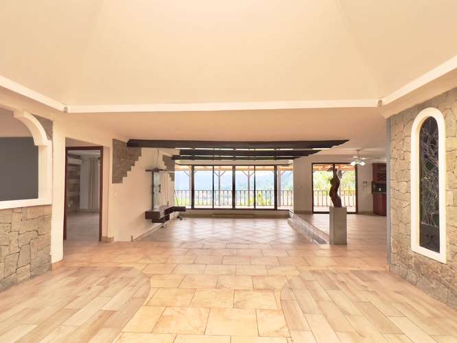 Santa Ana- Piscina Privada- Vista Espectacular- Independiente en Residencial  - Imagen 2