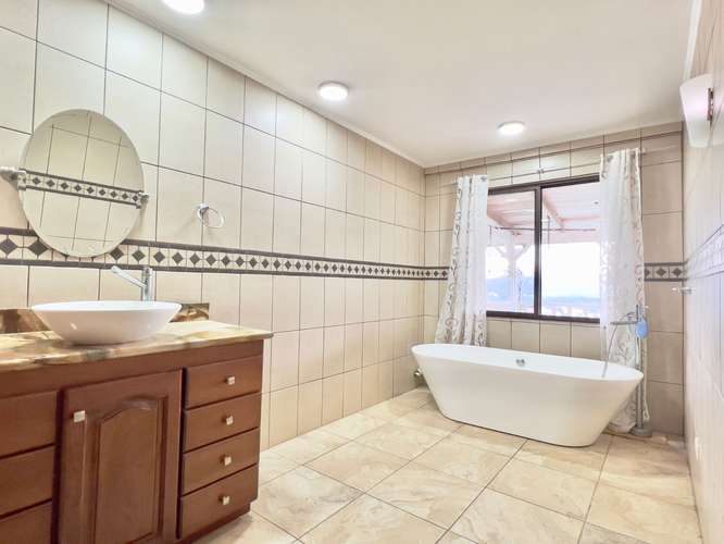 Santa Ana- Piscina Privada- Vista Espectacular- Independiente en Residencial  - Imagen 8