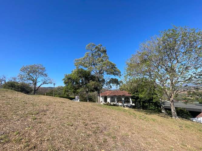 Lote en venta en condominio Piedades Santa Ana con vista a las montañas - Imagen 3