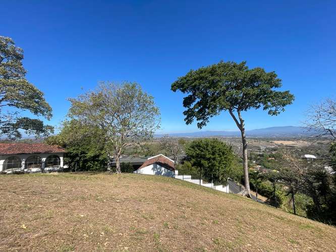 Lote en venta en condominio Piedades Santa Ana con vista a las montañas - Imagen 2