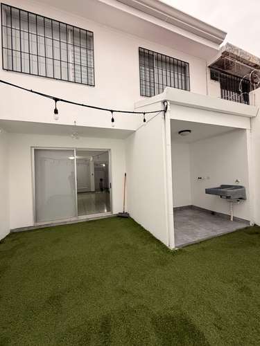 ALQUILER DE HERMOSA CASA POR REAL SANTAMARIA , ULLOA , HEREDIA , 3 HABITACIONES