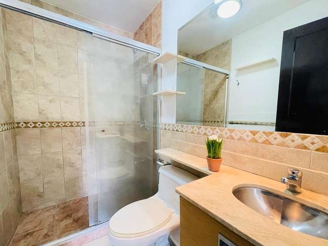 Apartamento moderno de 2 dormitorios con balcón y vistas en Santa Ana Centro - Imagen 4