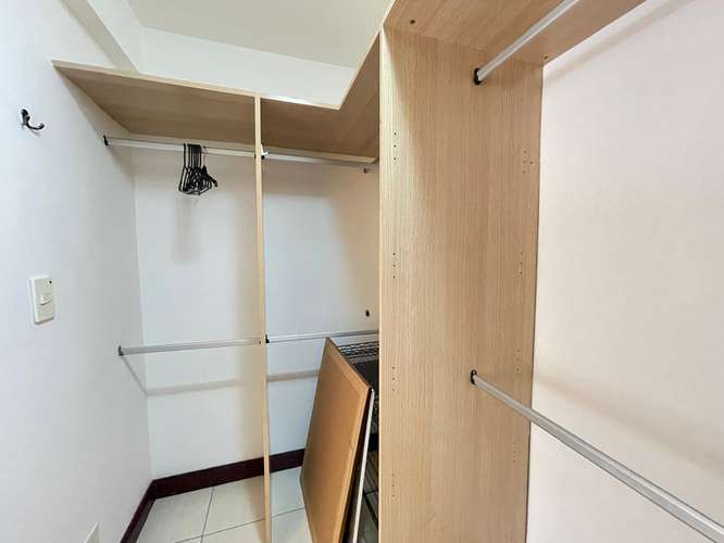 Apartamento moderno de 2 dormitorios con balcón y vistas en Santa Ana Centro - Imagen 9