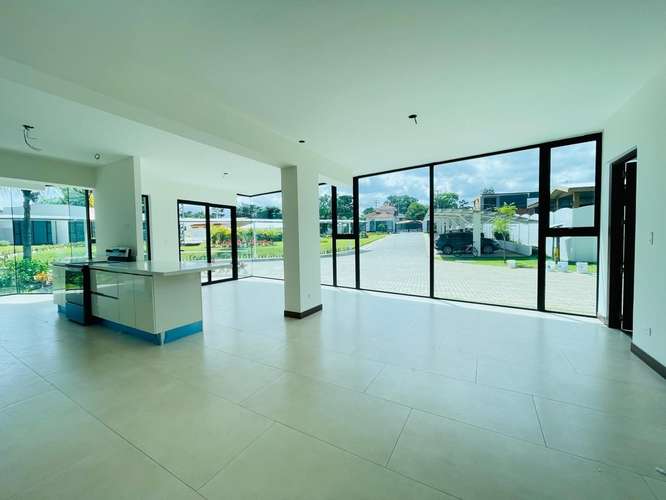 Apartamento moderno de 2 dormitorios en alquiler en primer piso en Escazú San José 