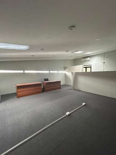 Oficina de 84 m² en Zona Industrial, equipada y con parqueo privado