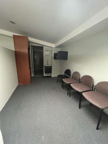 Oficina de 84 m² en Zona Industrial, equipada y con parqueo privado - Imagen 4