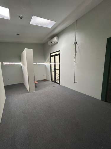 Oficina de 84 m² en Zona Industrial, equipada y con parqueo privado - Imagen 2