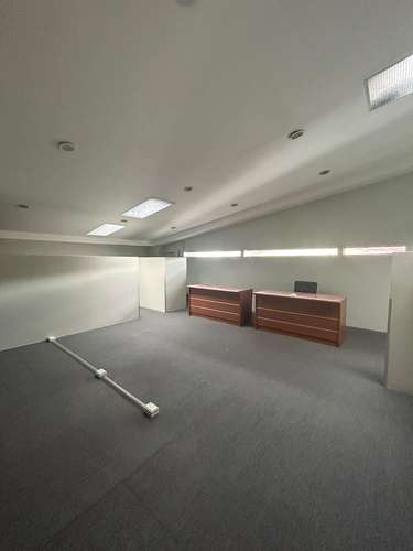 Oficina de 84 m² en Zona Industrial, equipada y con parqueo privado - Imagen 8