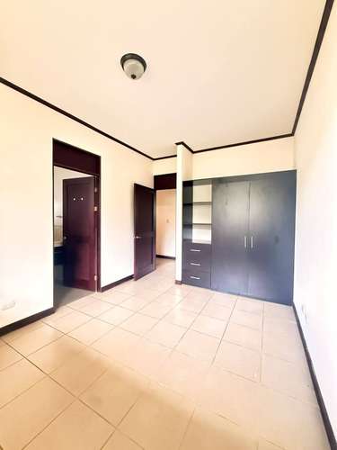 Alquiler en Salitral, Santa Ana: Casa Independiente con Terraza