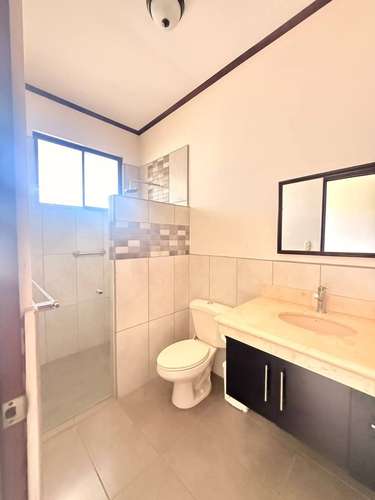 Alquiler en Salitral, Santa Ana: Casa Independiente con Terraza
