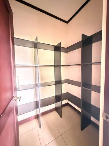 Alquiler en Salitral, Santa Ana: Casa Independiente con Terraza