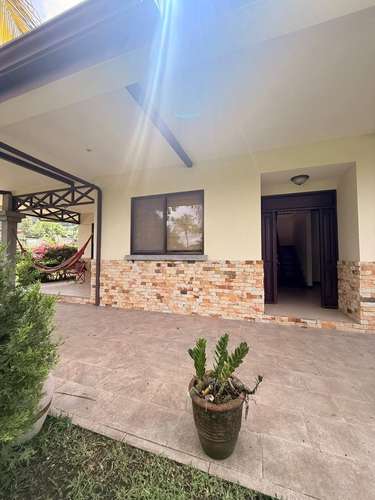 Alquiler en Salitral, Santa Ana: Casa Independiente con Terraza