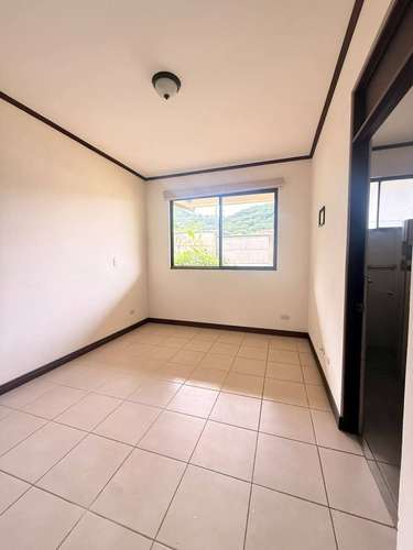 Alquiler en Salitral, Santa Ana: Casa Independiente con Terraza