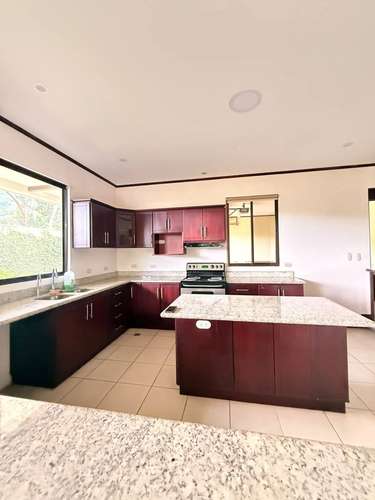 Alquiler en Salitral, Santa Ana: Casa Independiente con Terraza