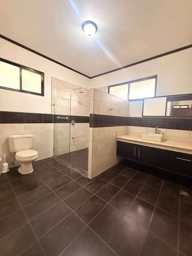 Alquiler en Salitral, Santa Ana: Casa Independiente con Terraza