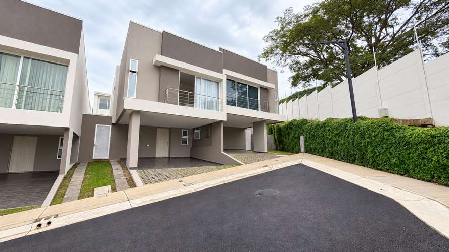 Casa en venta en Condominio Nasara, Piedades de Santa Ana | 3 habitaciones, patio y 3 parqueos