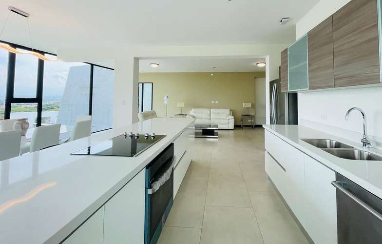 Apartamento moderno en San Rafael, Escazú, con vistas panorámicas y amplios espacios
