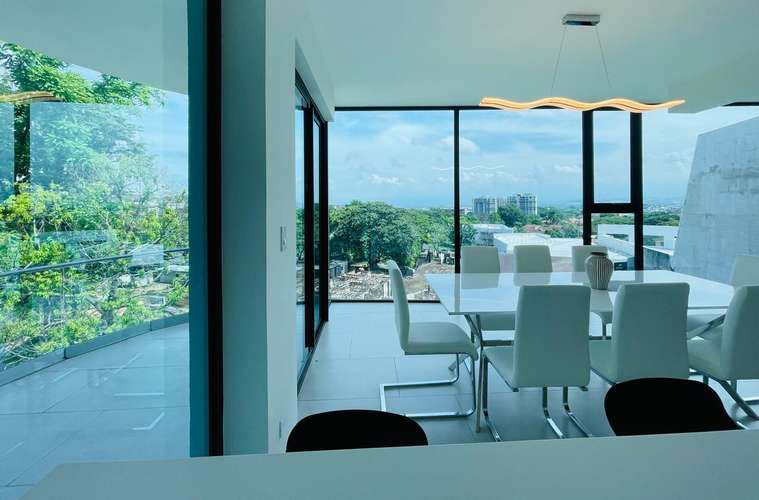 Apartamento moderno en San Rafael, Escazú, con vistas panorámicas y amplios espacios